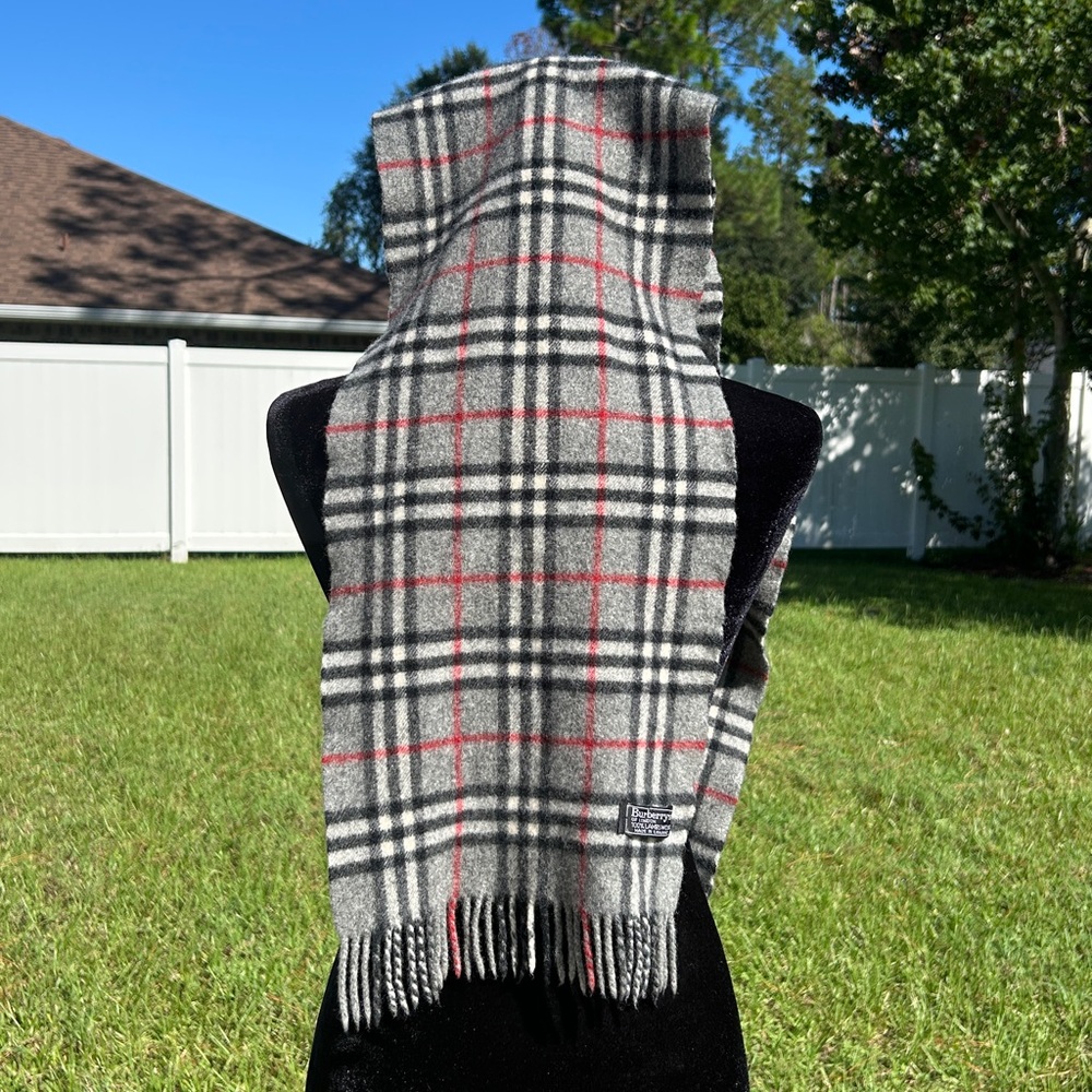 Burberrys’ Of London 100% lambswool scarf - Picture 7 of 11
